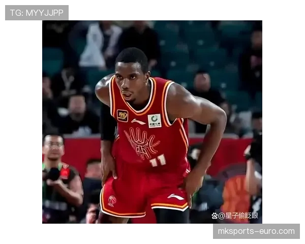 比赛中球员受伤倒地，裁判为何有时不停哨？规则拆解